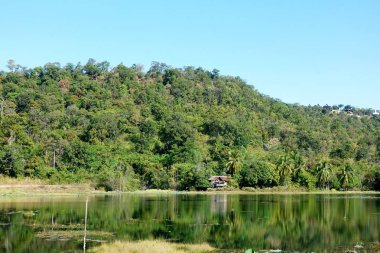 Dağlar, ormanlar ve su ile gök.                               