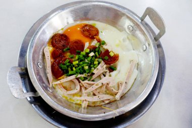 Kahvaltı yumurta, sosis, domuz eti, Tayland.                               