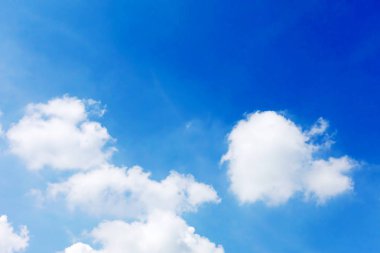 Bulutlu mavi gökyüzü                               