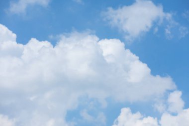 Bulutlu mavi gökyüzü