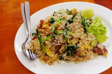 Kale domuz eti ile kızarmış pilav Tayland                               