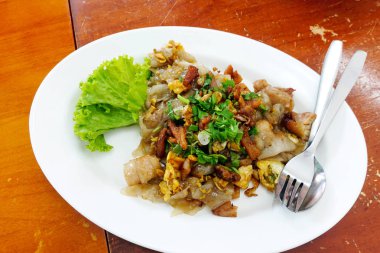 Tavuklu kızarmış erişte.                               