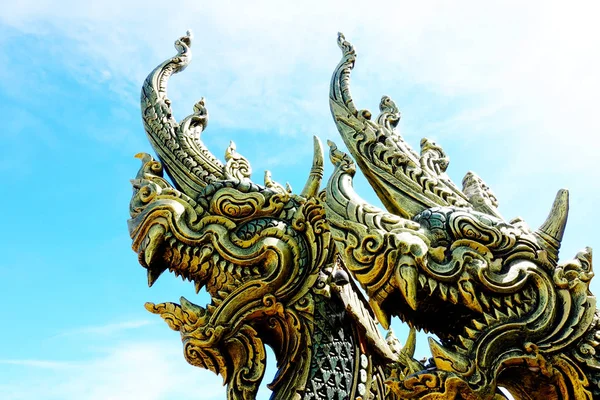 Gökyüzü Ile Tay Tapınak Tayland Ejderha Heykeli — Stok fotoğraf