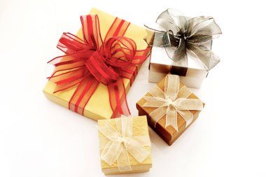 Beyaz bir arka plan üzerinde festival için hediye kutusu.                               