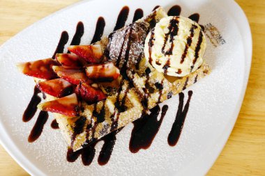 Çilek ve çikolata gözleme dondurma ile.                                