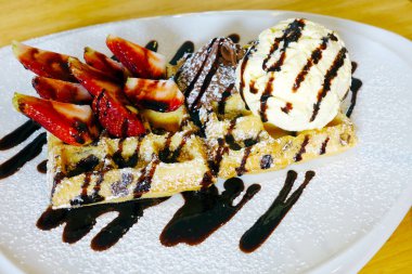 Çilek ve çikolata gözleme dondurma ile.                                