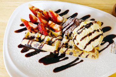 Çilek ve çikolata gözleme dondurma ile.                                