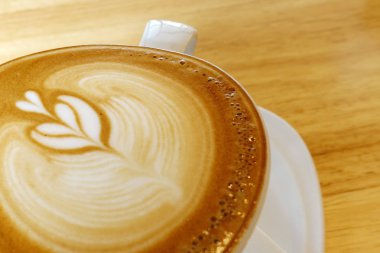 ahşap masa üzerinde sıcak kahve                               