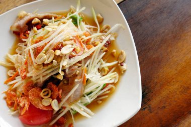 Tayland papaya salatası (Som Tam)                         