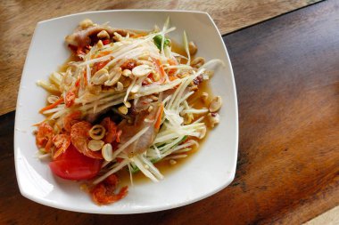 Tayland papaya salatası (Som Tam)                         