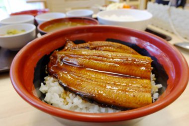 Japonya'da pirinç ızgara yılan balığı.                               