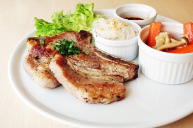Tay tarzında domuz eti biftek                               