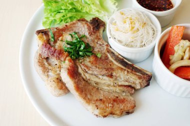 Tay tarzında domuz eti biftek                               
