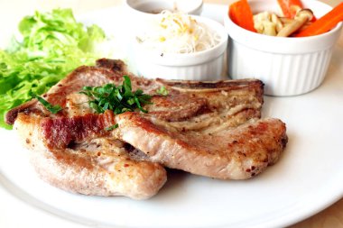 Tay tarzında domuz eti biftek                               