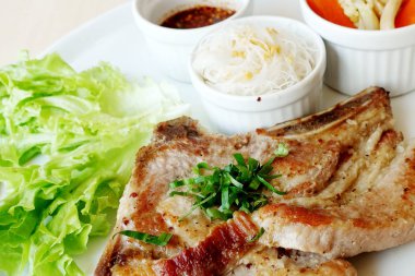 Tay tarzında domuz eti biftek                               