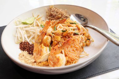 pad Tay ile taze karides