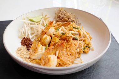 pad Tay ile taze karides