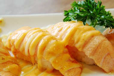 Suşi somon popüler Japon gıda