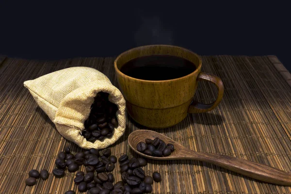 กาแฟและเมล ดกาแฟบนพ นไม — ภาพถ่ายสต็อก