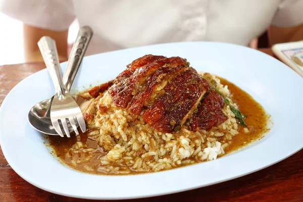 Entenbraten Mit Reis Auf Einem Holztisch — Stockfoto