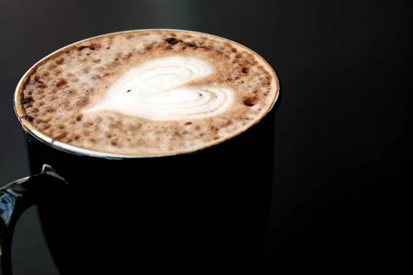 暗い背景にお気に入りのコーヒー — ストック写真