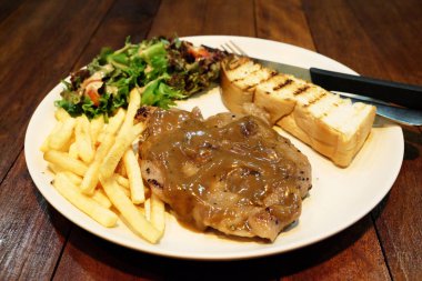 ahşap masa üzerinde domuz eti biftek