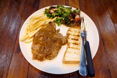 ahşap masa üzerinde domuz eti biftek