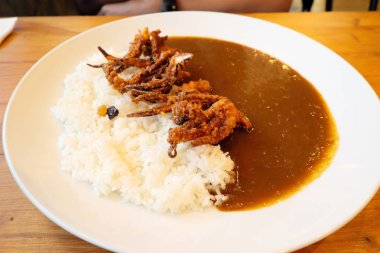 Pirinç köri Japon tarzı kızartılmış kalamar tentacles.