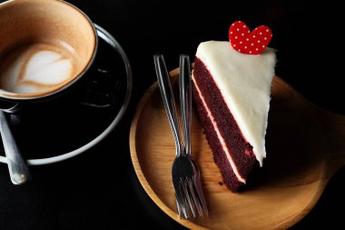 Sıcak kahve ve kek koyu arka plan üzerine.