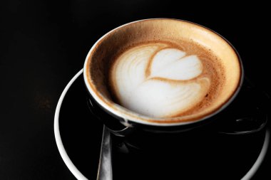 Latte sanat siyah tablo ile kahve fincanı.