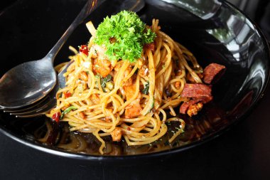 Kızartılmış jambon siyah plaka ile baharatlı spagetti