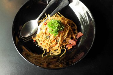 Kızartılmış jambon siyah plaka ile baharatlı spagetti