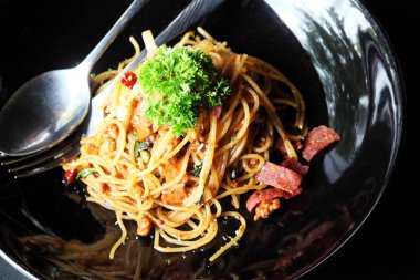 Kızartılmış jambon siyah plaka ile baharatlı spagetti