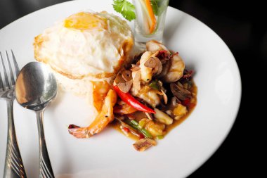 Pirinç, sarımsak, biber ve kızarmış yumurta ile Kızarmış karides.