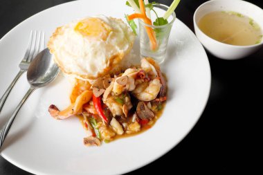 Pirinç, sarımsak, biber ve kızarmış yumurta ile Kızarmış karides.