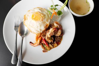 Pirinç, sarımsak, biber ve kızarmış yumurta ile Kızarmış karides.