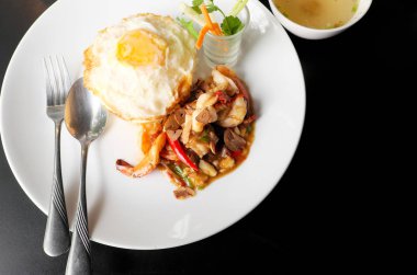 Pirinç, sarımsak, biber ve kızarmış yumurta ile Kızarmış karides.