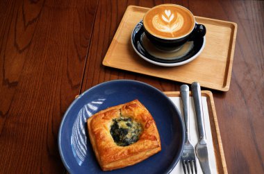 Ispanak pie sıcak kahve ile