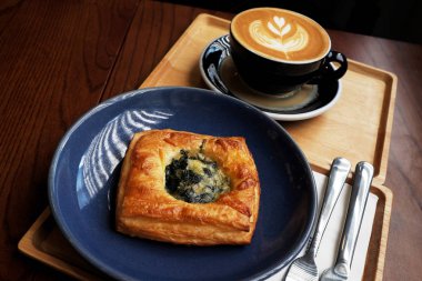 Ispanak pie sıcak kahve ile