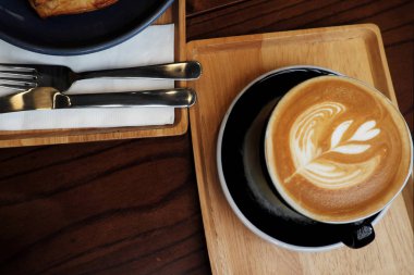 Ahşap arka plan üzerinde kahve Latte