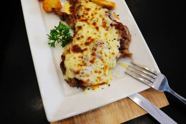 Izgara domuz biftek peynir ile