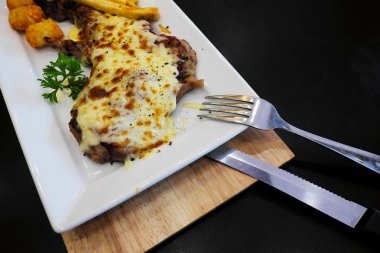 Izgara domuz biftek peynir ile