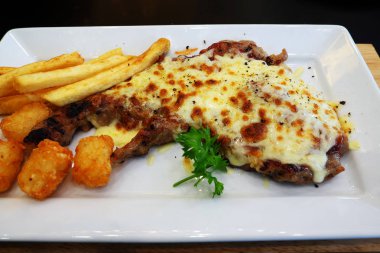 Izgara domuz biftek peynir ile