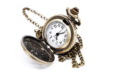 Beyaz zemin üzerinde bir antik cep saati.