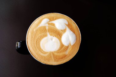 Ahşap masa üzerinde sıcak latte