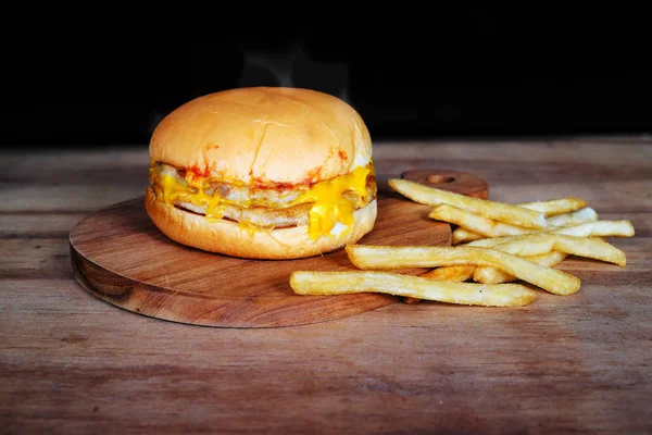 Ostburgare Pommes Frites Ett Träbord — Stockfoto