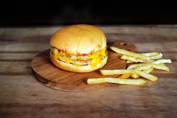 Чизбургер Картошка Фри Деревянном Столе — стоковое фото