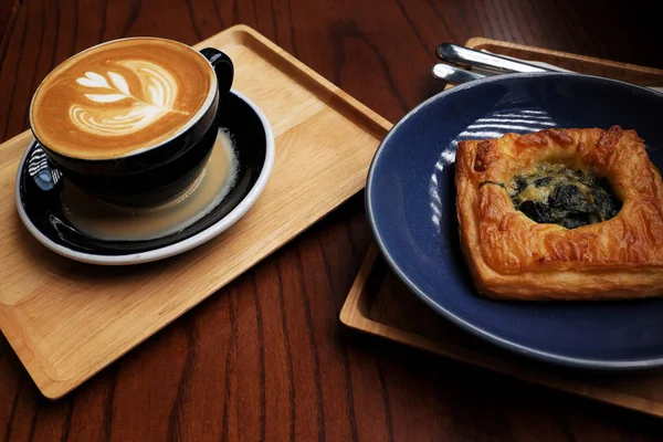 Spinatkuchen Mit Heißem Kaffee — Stockfoto