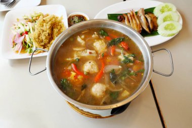 Kıyılmış domuz eti ve baharat baharatlı çorba