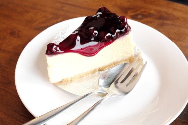 Lezzetli ve güzel yaban mersinli cheesecake.